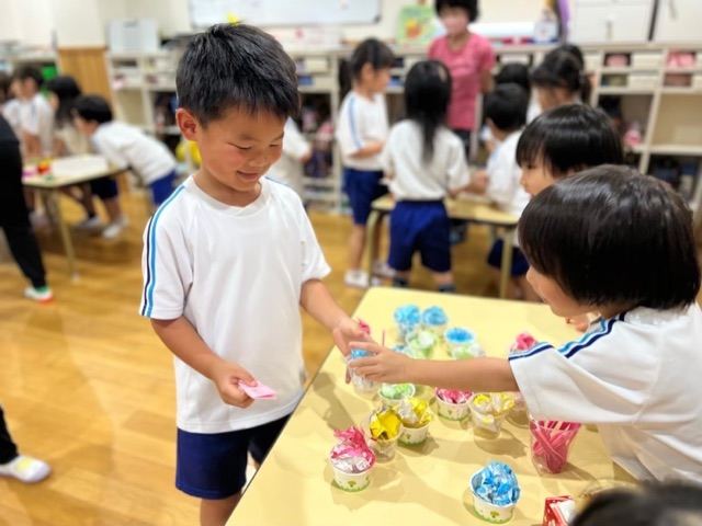 お友だちと一緒に取り組む制作あそび