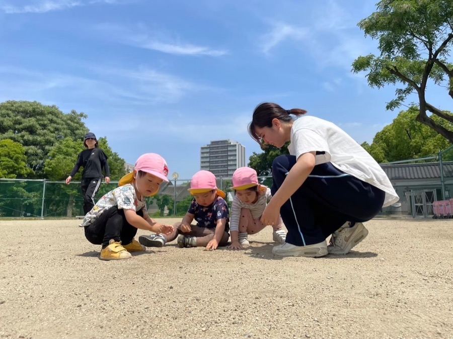 住吉公園で自然を観察する子どもと保育者